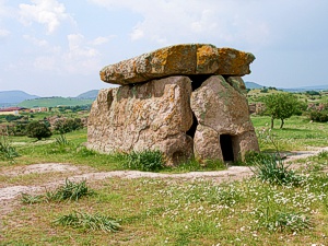 Dolmen in north Sardinia, - Bosa holiday apartments to rent